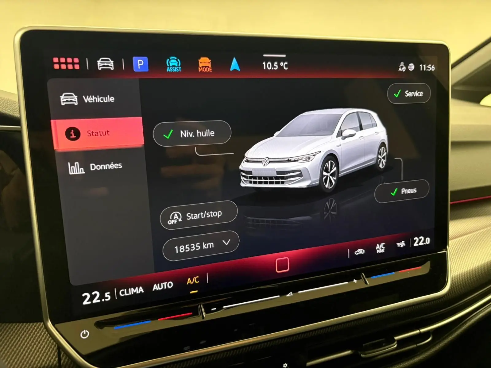 Écran tactile intérieur affichant la vue 3D d’une Volkswagen Golf blanche en diagnostic véhicule.