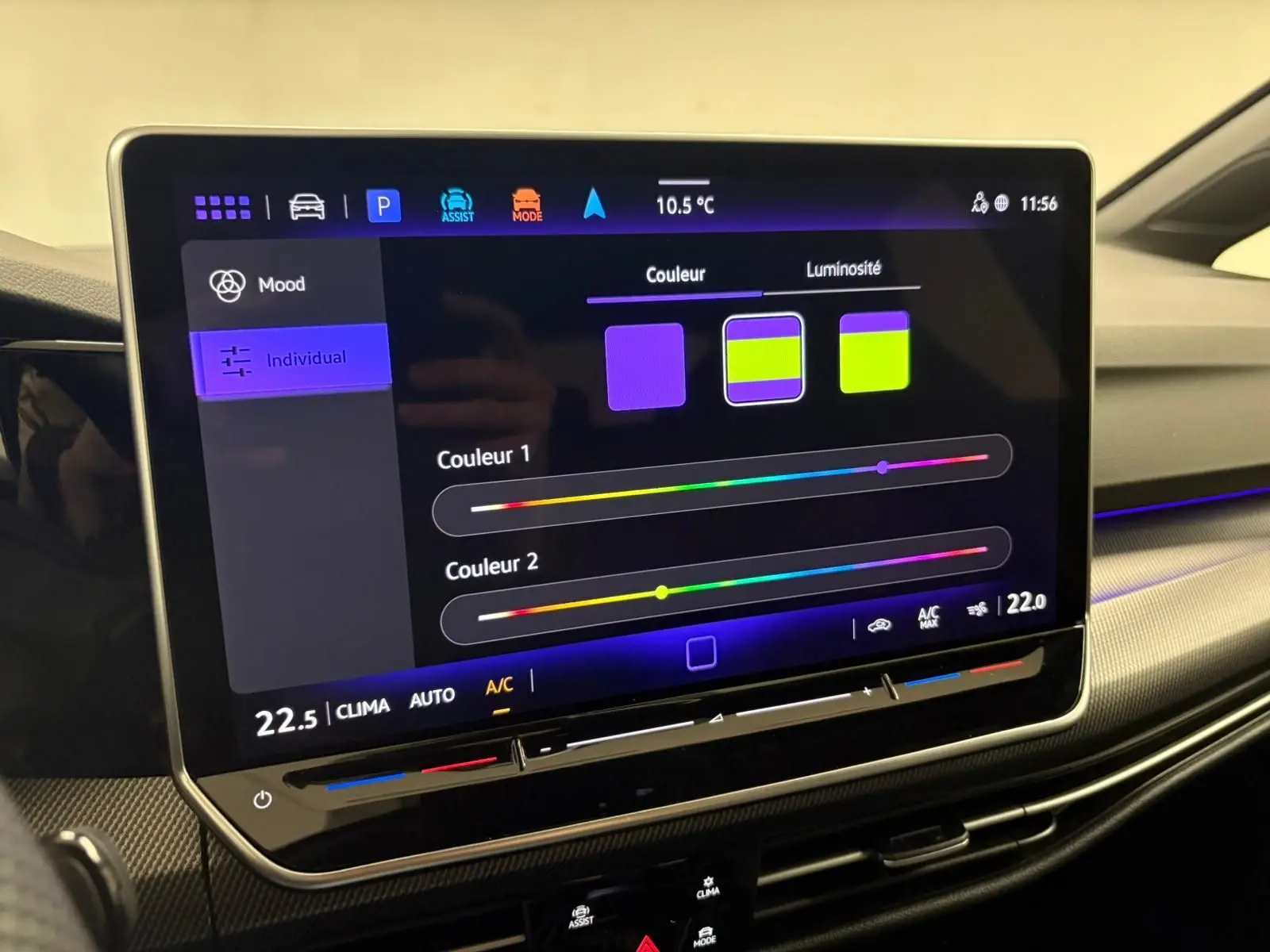 Écran tactile central affichant les réglages de couleur d'ambiance intérieure sur Volkswagen Golf Gris Dauphin 2025.