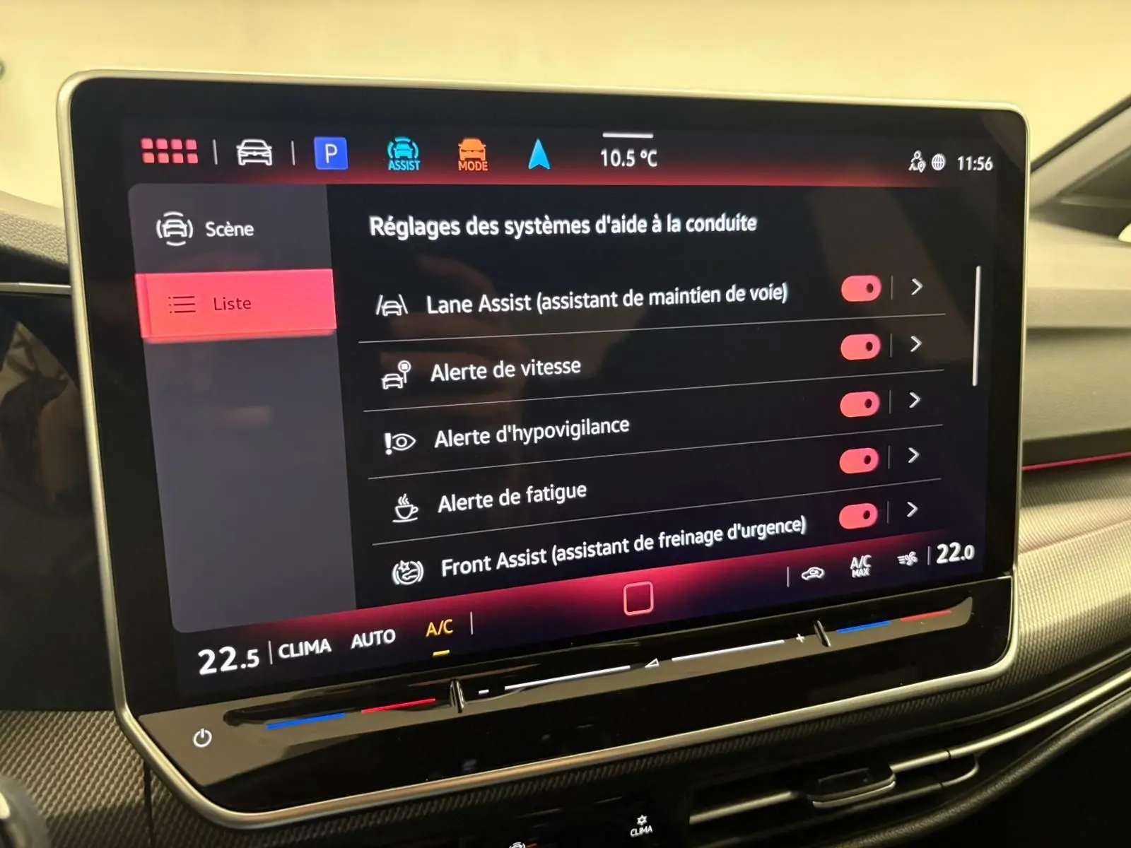 Écran tactile central de la Volkswagen Golf 1.5 eTSI 2025 affichant les réglages des aides à la conduite.