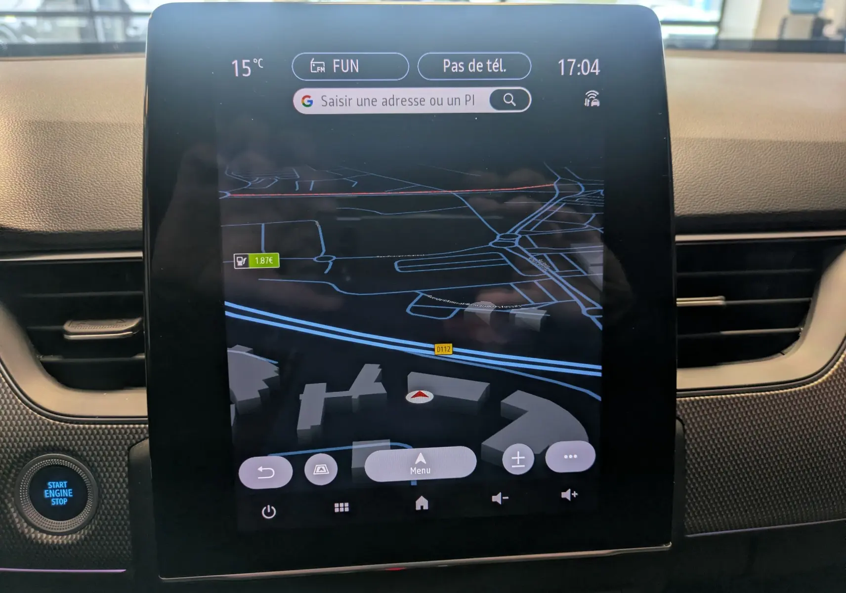 Écran tactile central du tableau de bord du Renault Arkana 2023 noir, affichant la navigation GPS en mode nuit.