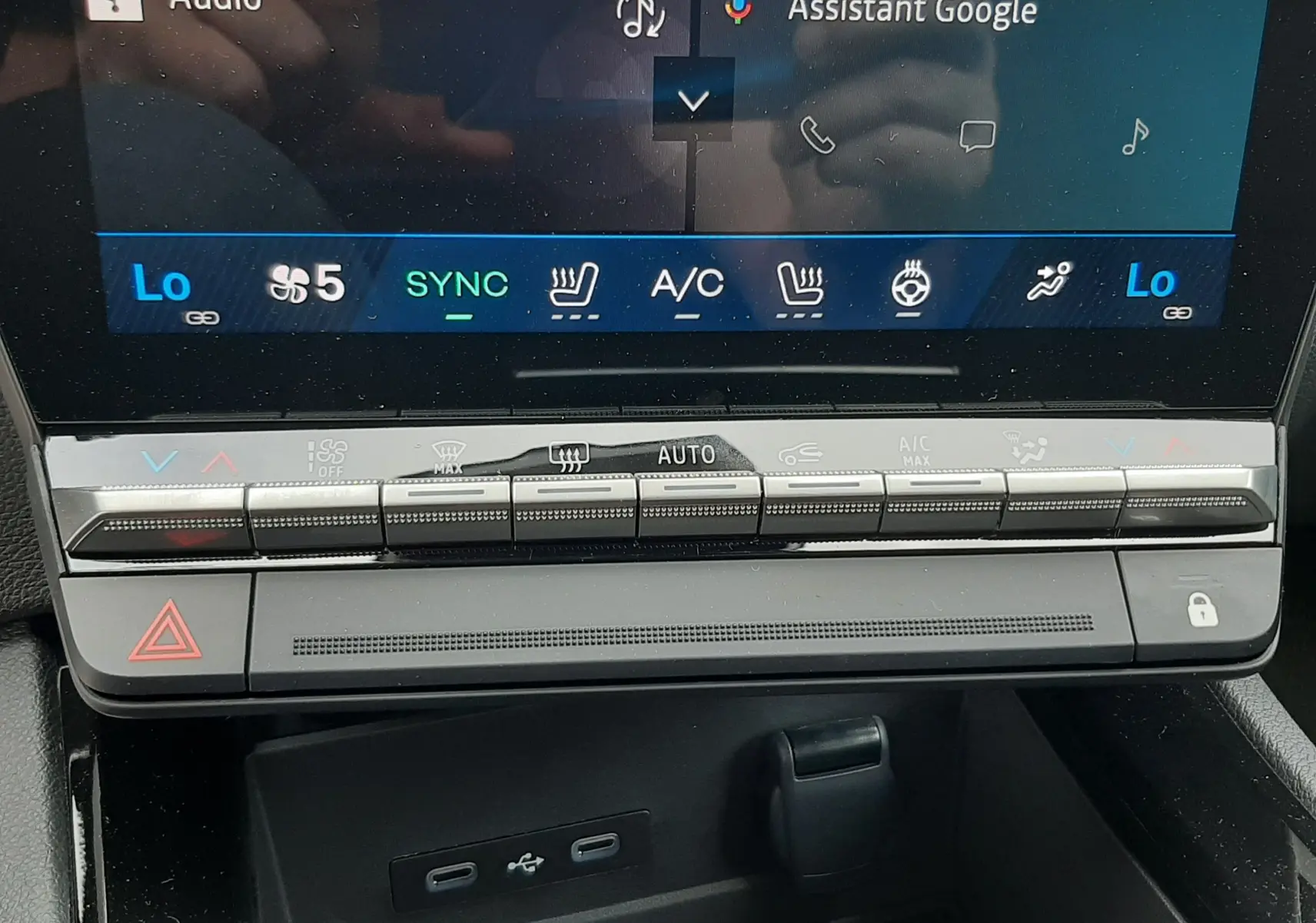 Détail de la console centrale du Renault Austral blanc nacré, montrant l’écran tactile et les commandes climatisation.