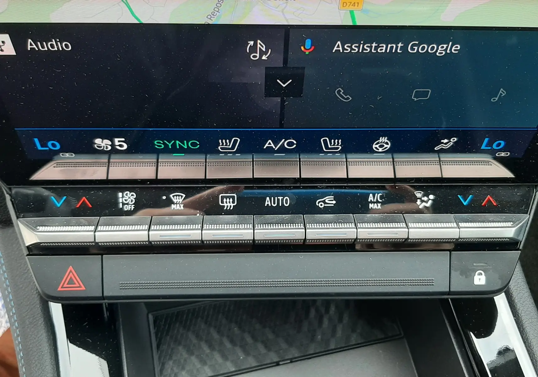 Vue rapprochée de la console centrale du Renault Austral blanc nacré, avec commandes climatisation et écran tactile.