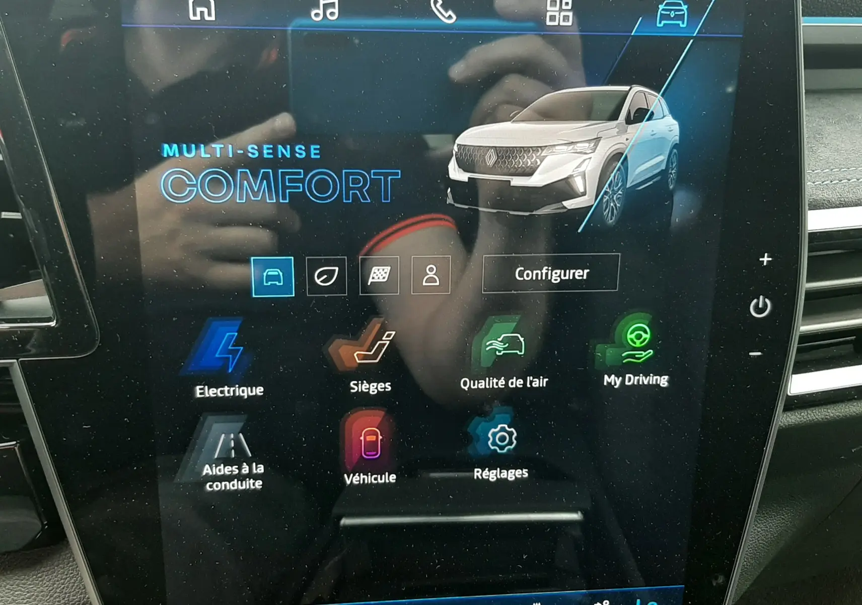 Écran tactile intérieur du Renault Austral 2026 affichant le mode Confort et options de conduite.