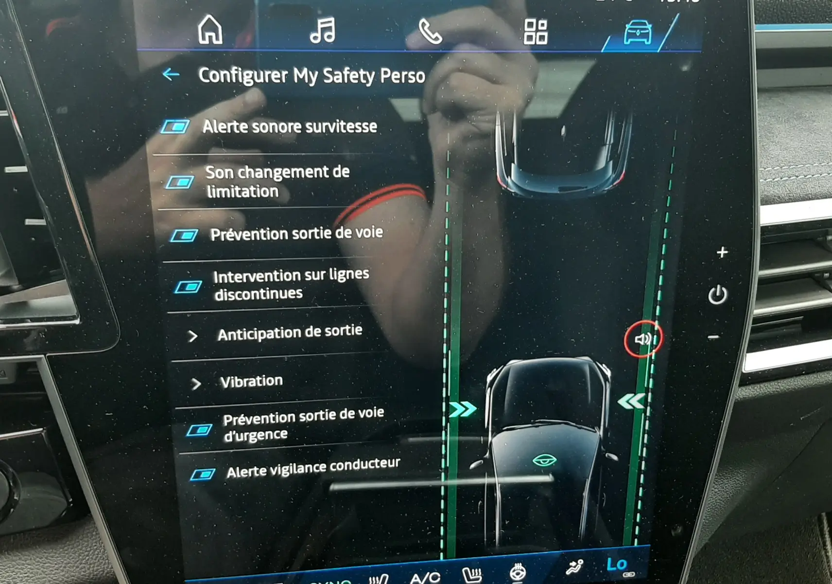 Écran tactile intérieur du Renault Austral affichant les réglages de sécurité et d’assistance à la conduite.
