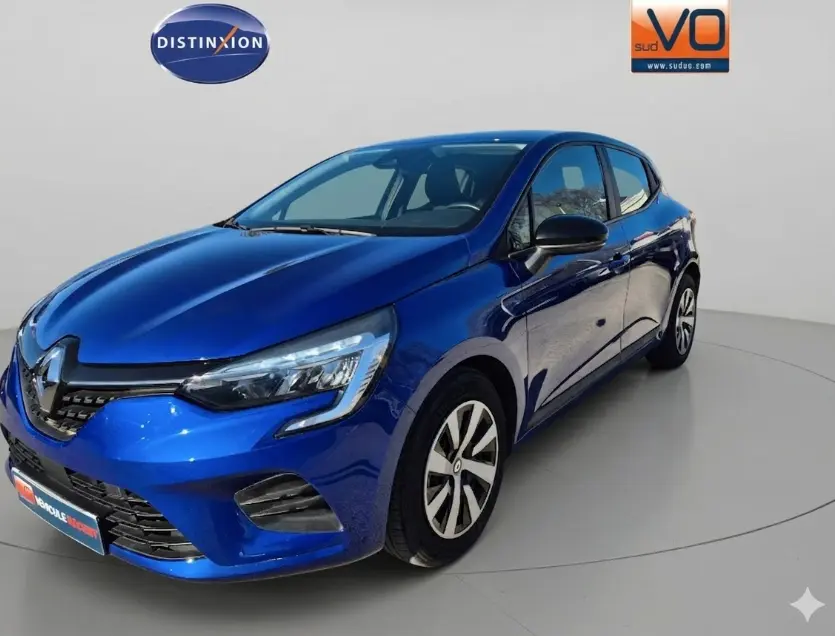 Renault Clio V TCe 90 bleu foncé vue 3/4 avant droit, avec phares LED et jantes alliage distinctives.