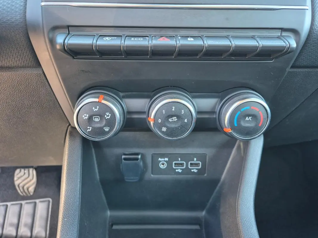 Détail de la console centrale avec commandes manuelles de climatisation et boutons de fonction sur Renault Clio V TCe 90 Equilibre 2023.