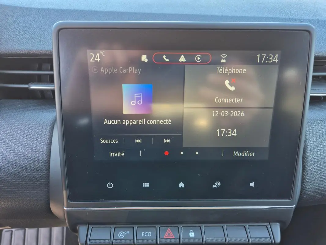 Écran tactile central de la Renault Clio V TCe 90 Équilibre 2023 affichant la connectivité Apple CarPlay.