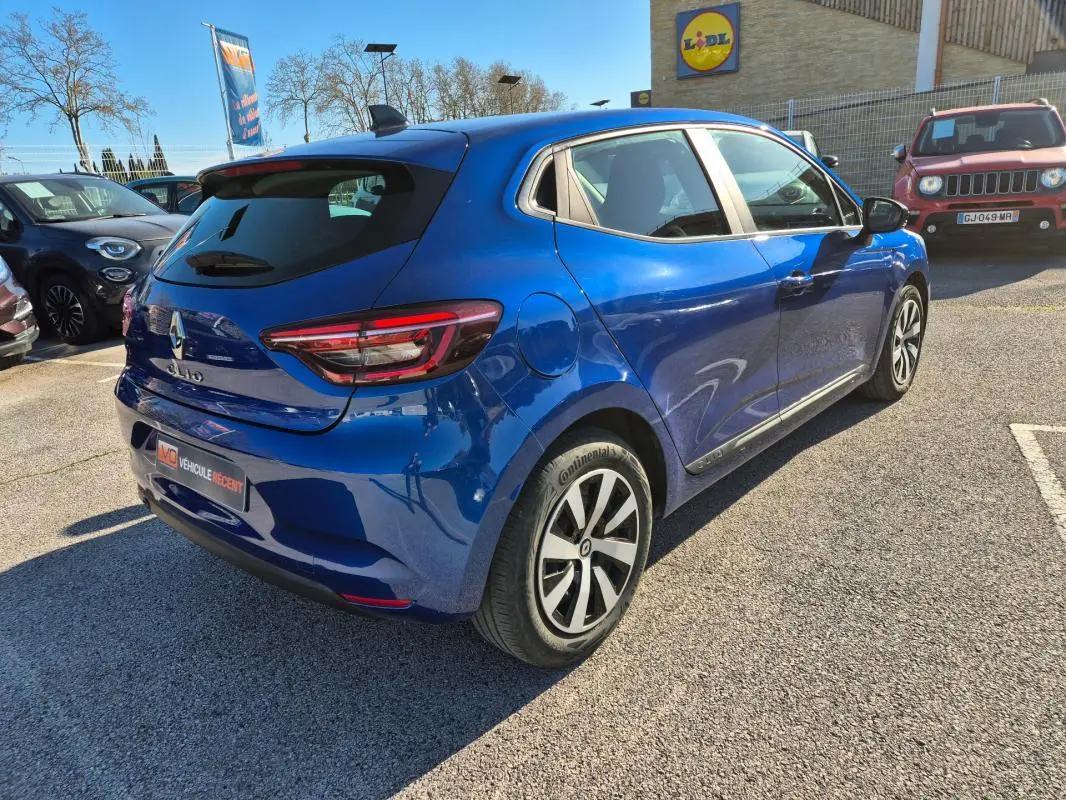 Renault Clio bleu foncé vue 3/4 arrière droit, avec feux arrière LED et jantes alliage distinctives.