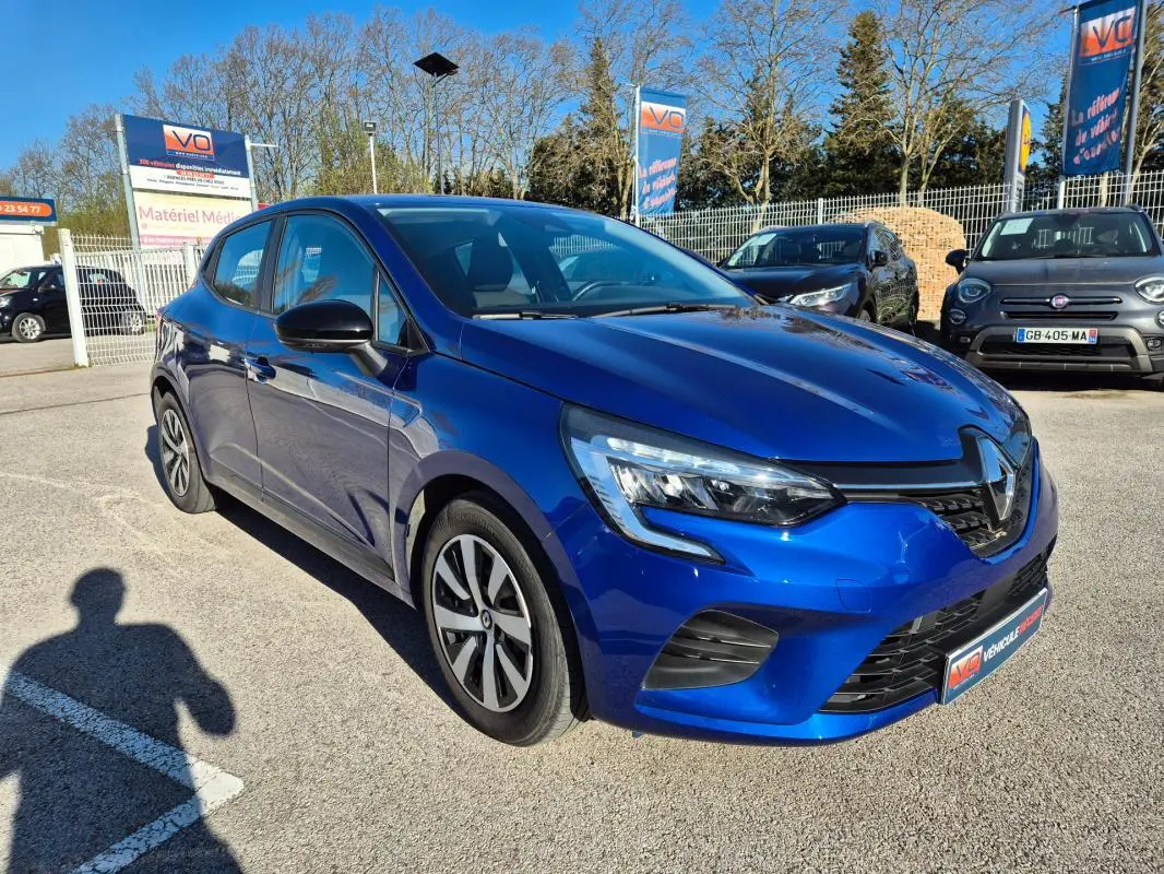 Renault Clio V TCe 90 bleu foncé vue 3/4 avant droit, avec phares LED et jantes alliage distinctives.