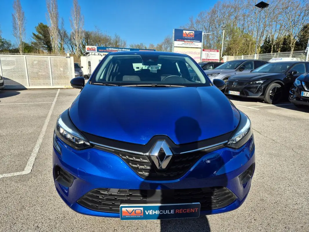 Vue avant d'une Renault Clio V TCe 90 Equilibre bleu foncé 2023, avec calandre noire et logo Renault bien visible.