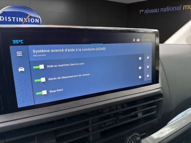 Écran tactile du système d’aide à la conduite dans l’habitacle d’un Citroën Jumpy blanc, vue intérieure.