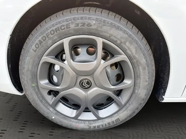 Gros plan sur la roue avant gauche blanche d'un Citroën Jumpy 2026 avec jante grise et pneu Loadforce.