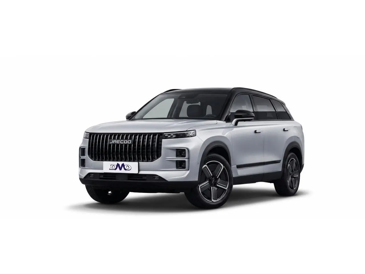 SUV JAECOO J7 2026 en 3/4 avant, peinture argent Moonlight avec toit noir et jantes alliage noires.