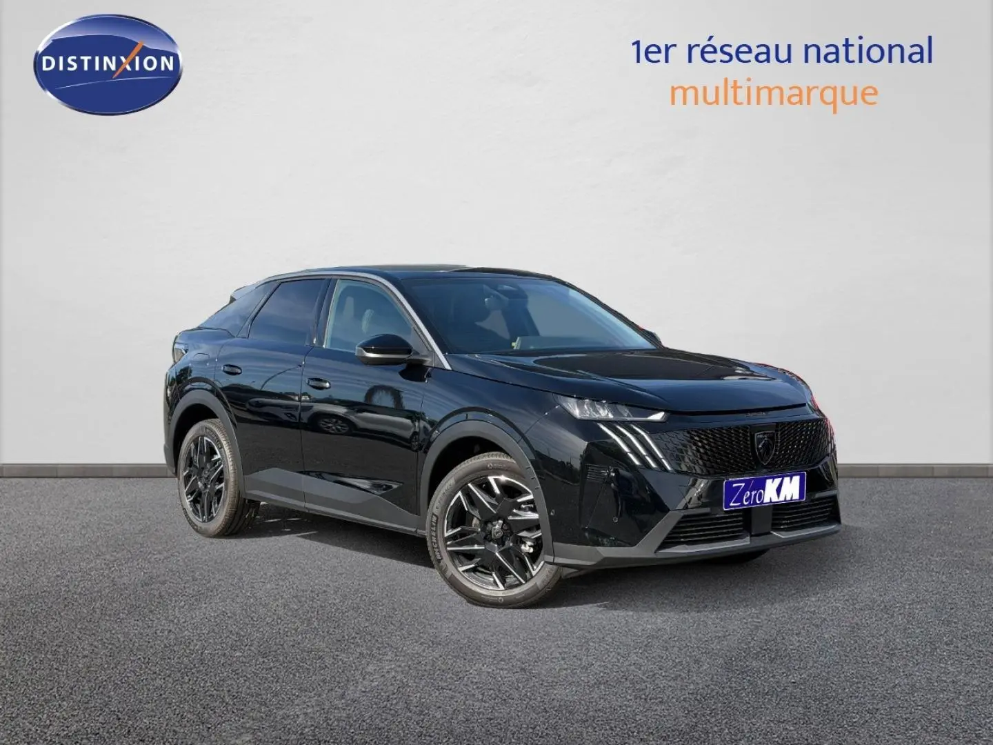 Peugeot 3008 noir Perla Nera en 3/4 avant droit, avec jantes alliage noires et calandre distinctive.