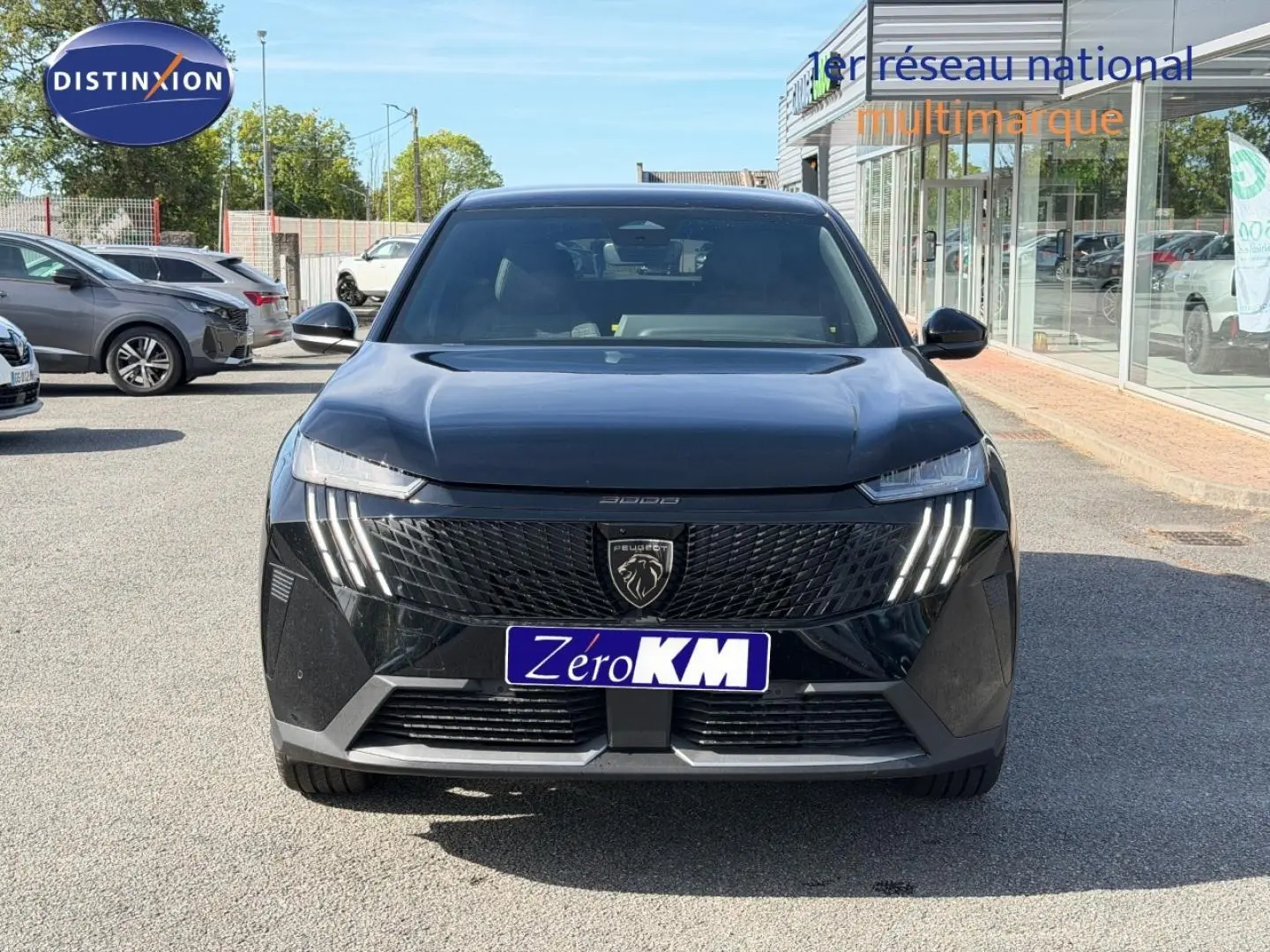 Vue avant du Peugeot 3008 noir Perla Nera avec calandre moderne et feux LED en griffes distinctifs.