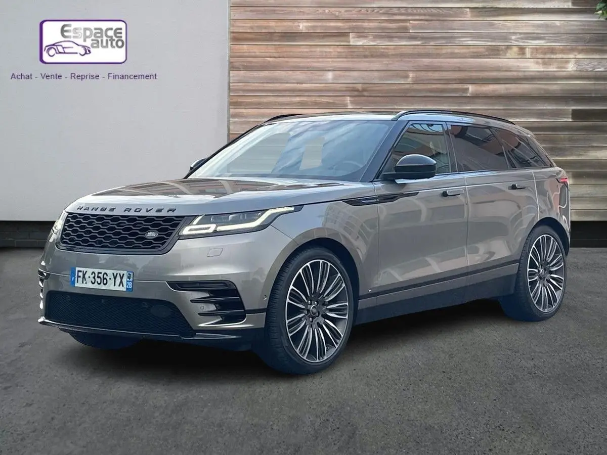 Vue 3/4 avant d'un Range Rover Velar gris 2019 avec jantes alliage distinctives et calandre noire élégante.