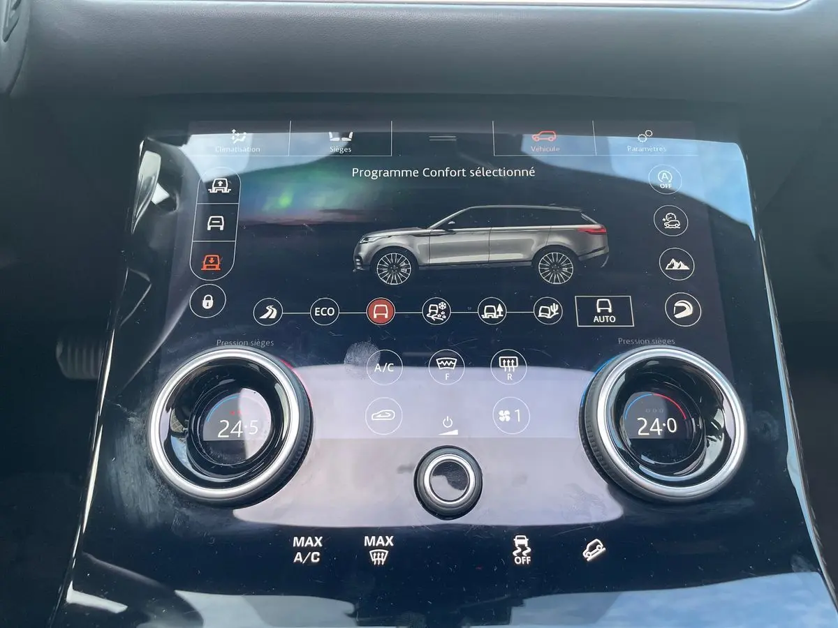 Écran tactile central du Range Rover Velar gris 2019 montrant le programme Confort en mode 3/4 avant intérieur.