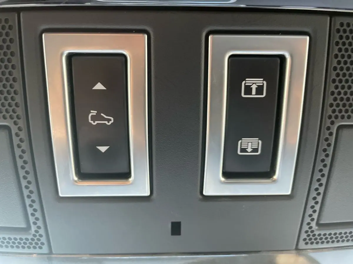 Gros plan sur les boutons de commande du toit ouvrant et hayon du Range Rover Velar gris 2019.