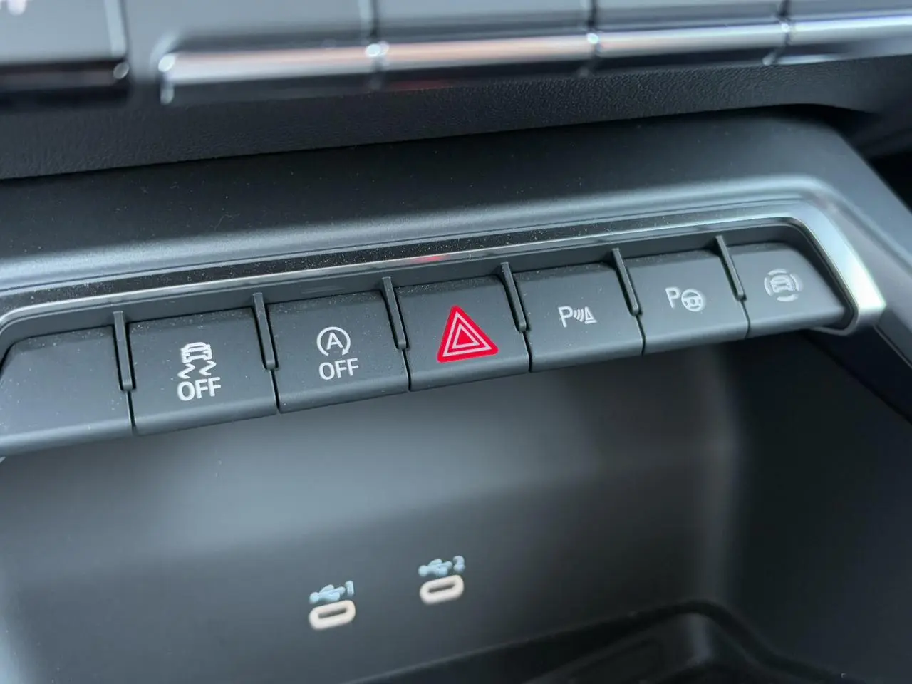 Gros plan sur les boutons de commande du tableau de bord d'une Audi A3 Sportback 2024, finition Advanced Edition.