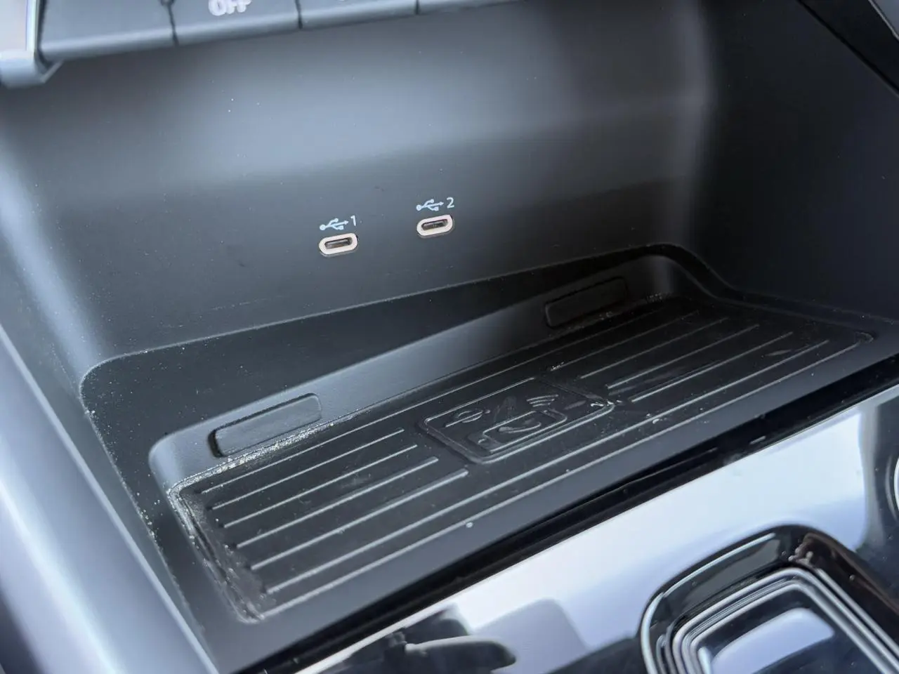 Gros plan sur la zone de recharge sans fil et ports USB-C dans l'habitacle de l'Audi A3 Sportback 2024 Blanc Arkona
