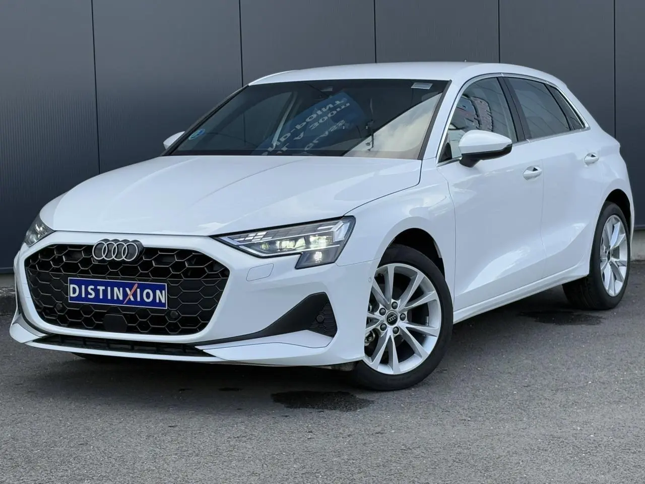 Audi A3 Sportback blanc Arkona vue 3/4 avant droit avec calandre hexagonale et jantes alliage 17 pouces
