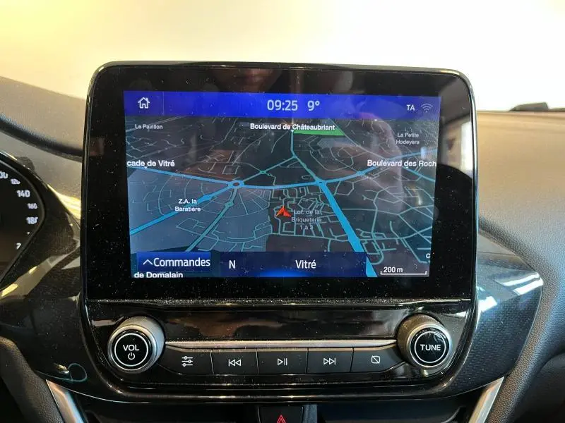 Écran tactile central du tableau de bord du Ford Puma 2022 affichant la navigation GPS en mode carte.