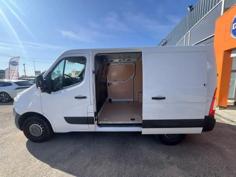 Renault Master blanc glacier vu de profil gauche avec porte latérale coulissante ouverte montrant l'espace de chargement vide.