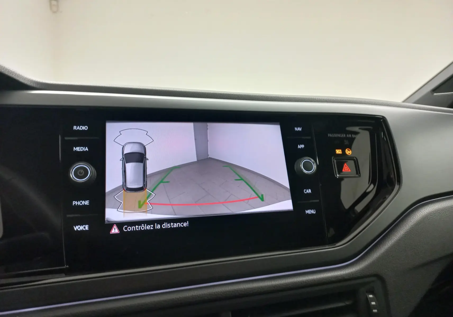 Écran de la caméra de recul d'une Volkswagen Polo 2025, affichant la zone arrière avec guidage de trajectoire.