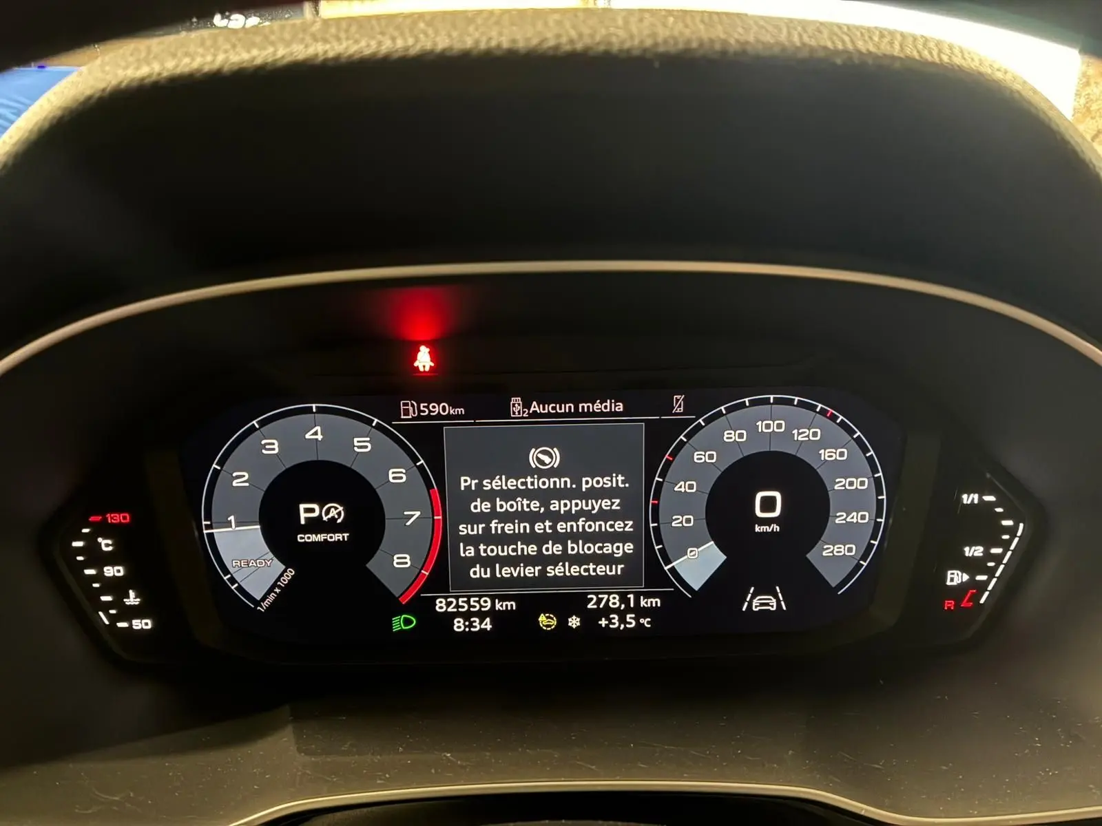 Vue rapprochée du tableau de bord numérique de l'Audi Q3 Sportback 2022, affichage en mode confort et vitesse à zéro.