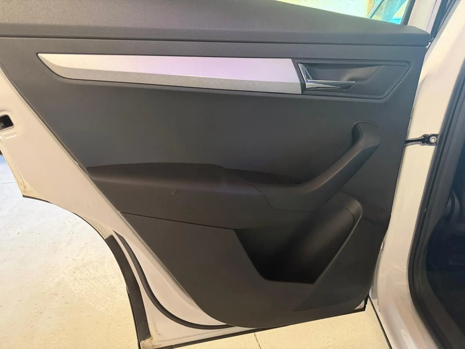 Vue intérieure de la porte arrière droite blanche du Skoda Karoq 1.5 TSI 150 Ambition Phase 2 2023.