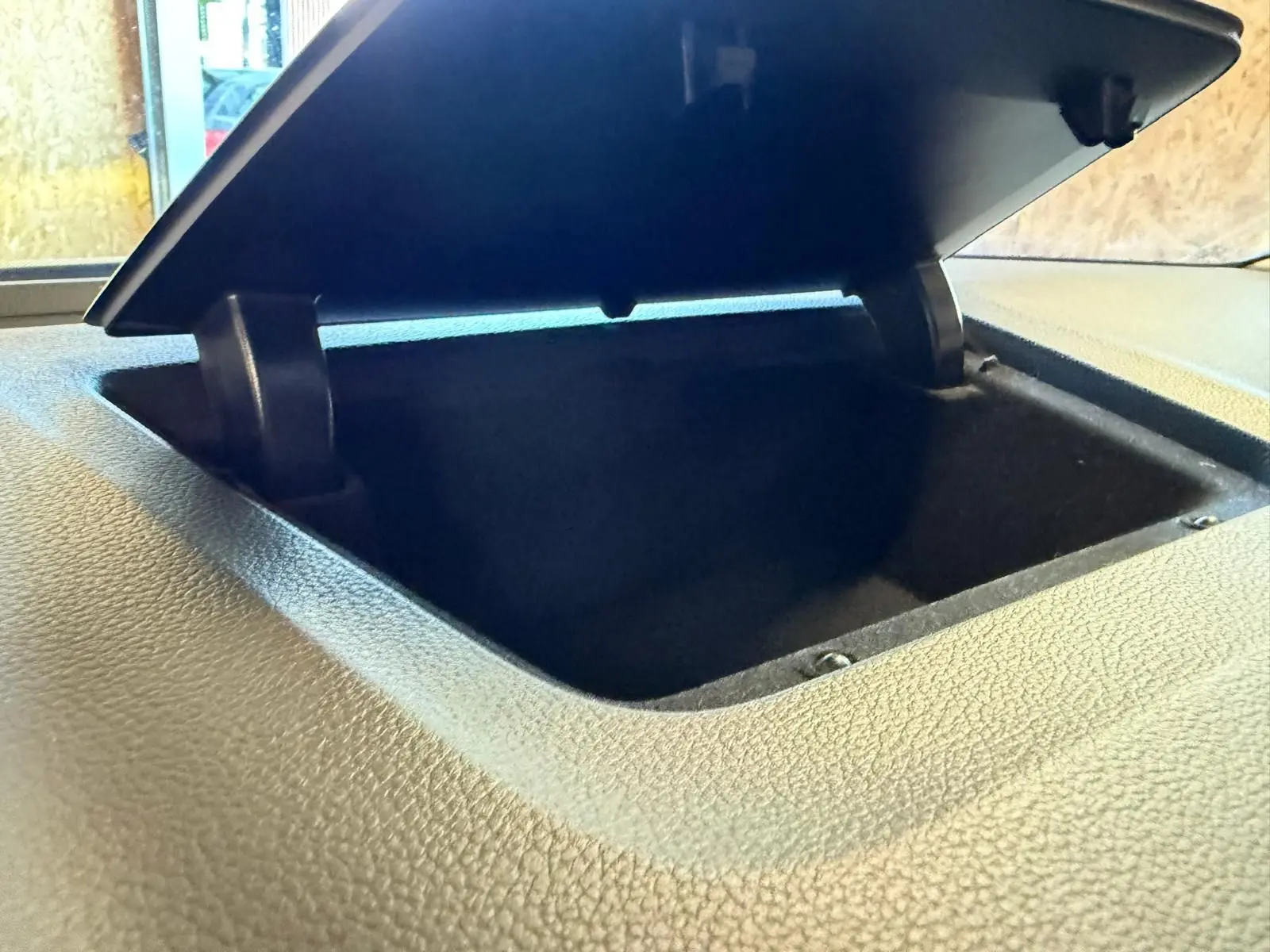 Coffre de rangement ouvert sur le tableau de bord du Skoda Karoq blanc 2023, version 1.5 TSI Ambition Phase 2.