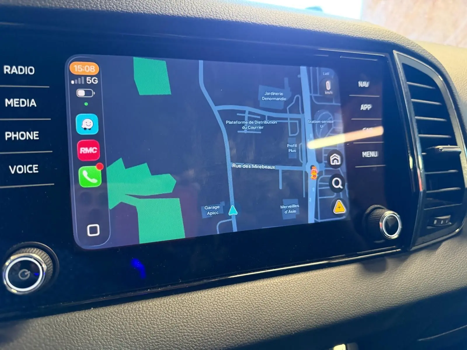Écran tactile du système de navigation du Skoda Karoq 1.5 TSI 150 Ambition Phase 2, affichant une carte détaillée.