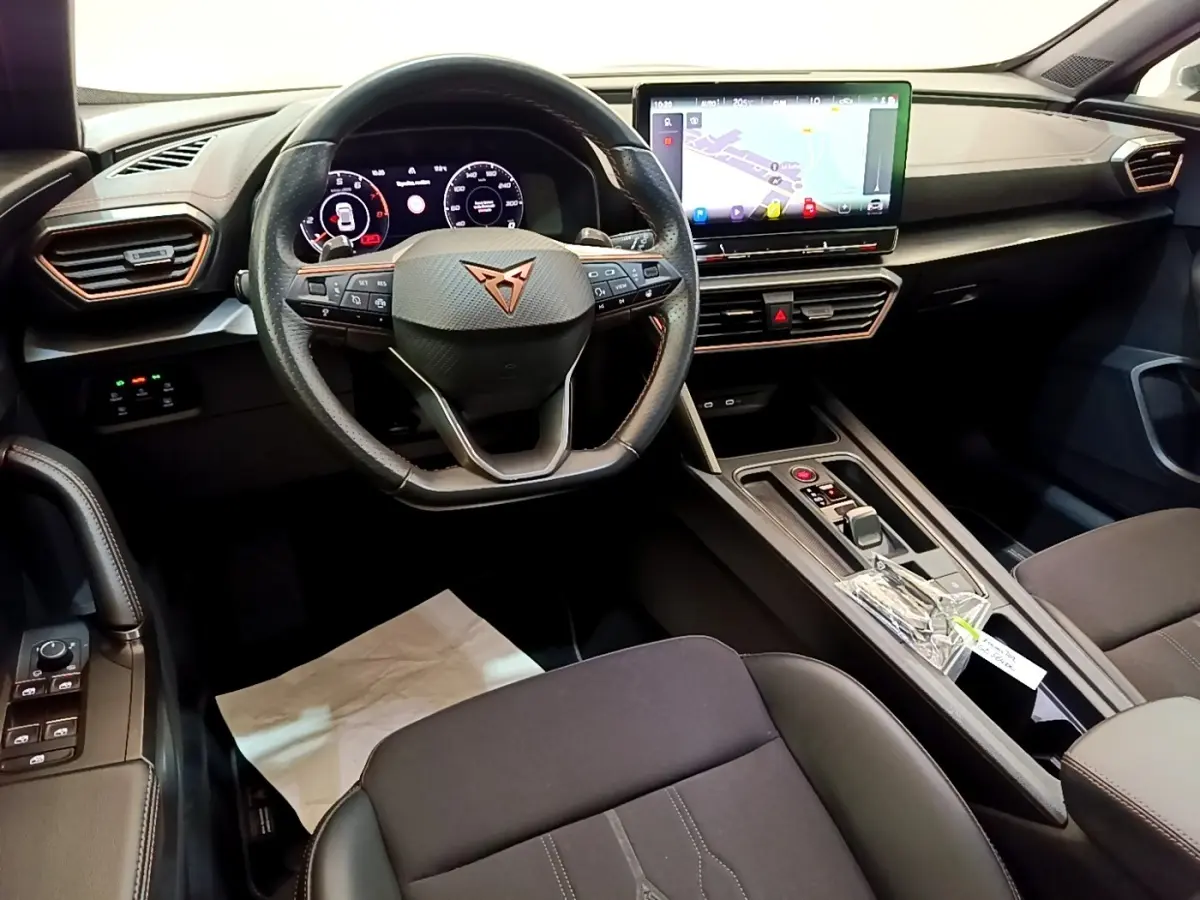 Vue intérieure avant du CUPRA Formentor 2022, volant cuir alu multifonctions et écran tactile central lumineux.