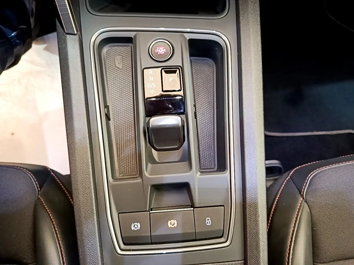 Vue plongeante sur la console centrale grise du CUPRA Formentor 1.5 TSI avec bouton start et commandes de boîte auto.