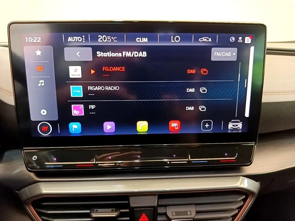 Écran tactile central affichant les stations radio FM/DAB dans l’habitacle du CUPRA Formentor 2022.