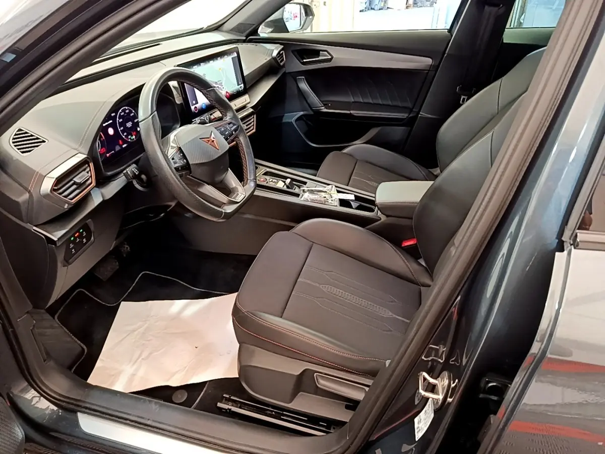 Intérieur côté conducteur de la CUPRA Formentor gris foncé 2022, volant cuir alu multifonctions et écran tactile visible.