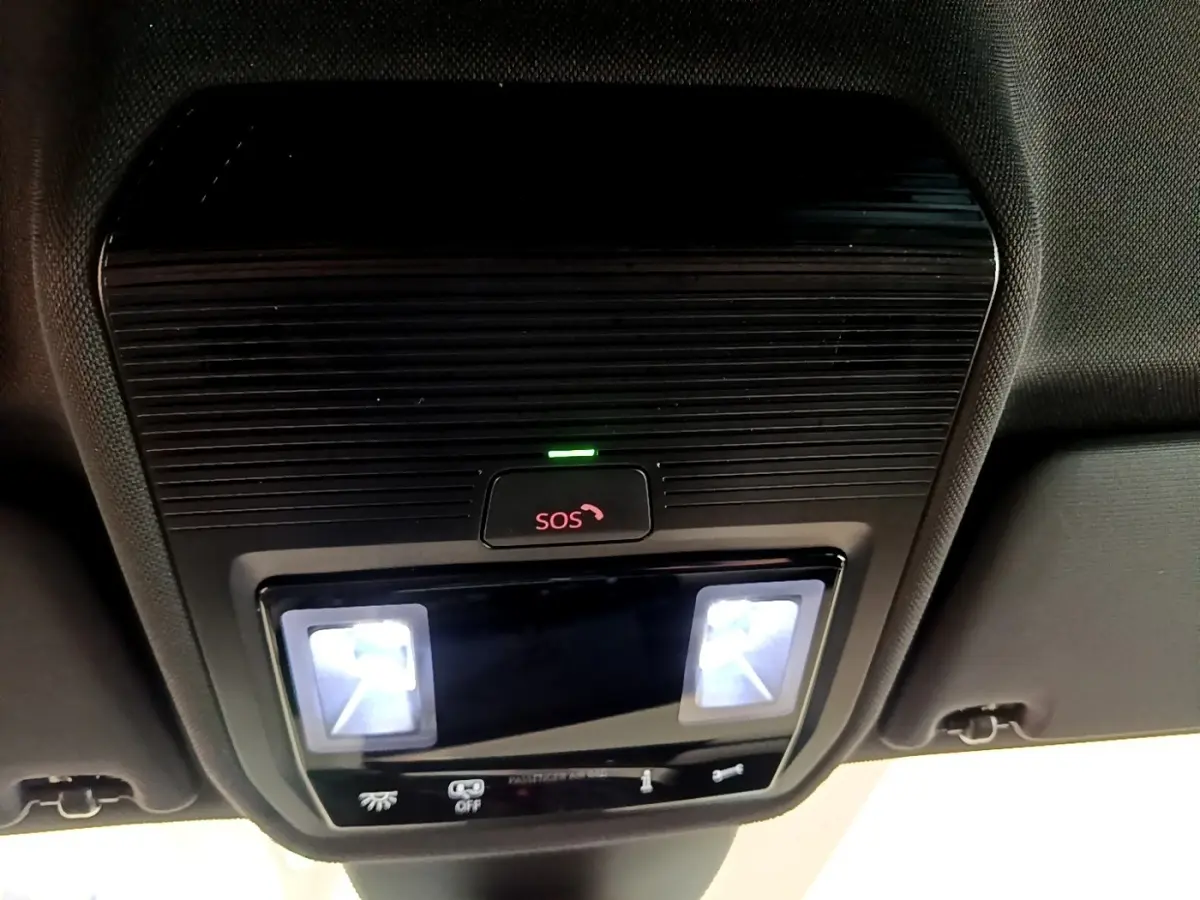 Détail du plafonnier intérieur avec éclairages de lecture et bouton SOS du CUPRA Formentor gris foncé 2022.