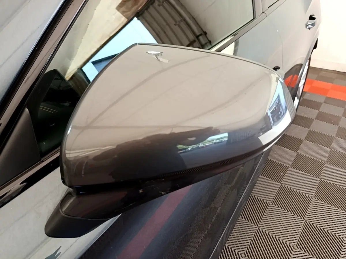 Rétroviseur droit gris foncé du CUPRA Formentor 2022, avec carrosserie et poignée de porte visibles en arrière-plan.