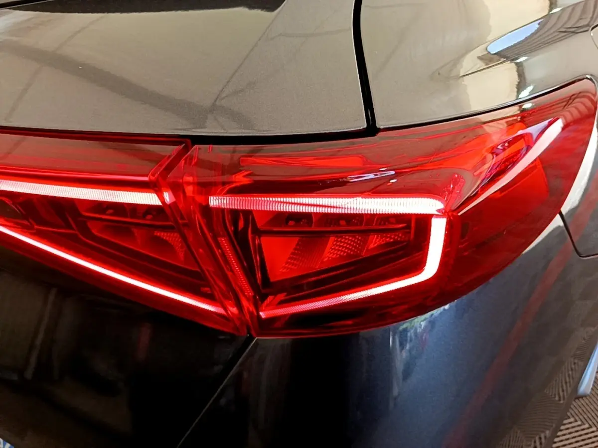 Gros plan sur le feu arrière droit rouge vif du CUPRA Formentor gris foncé, soulignant ses lignes anguleuses modernes.