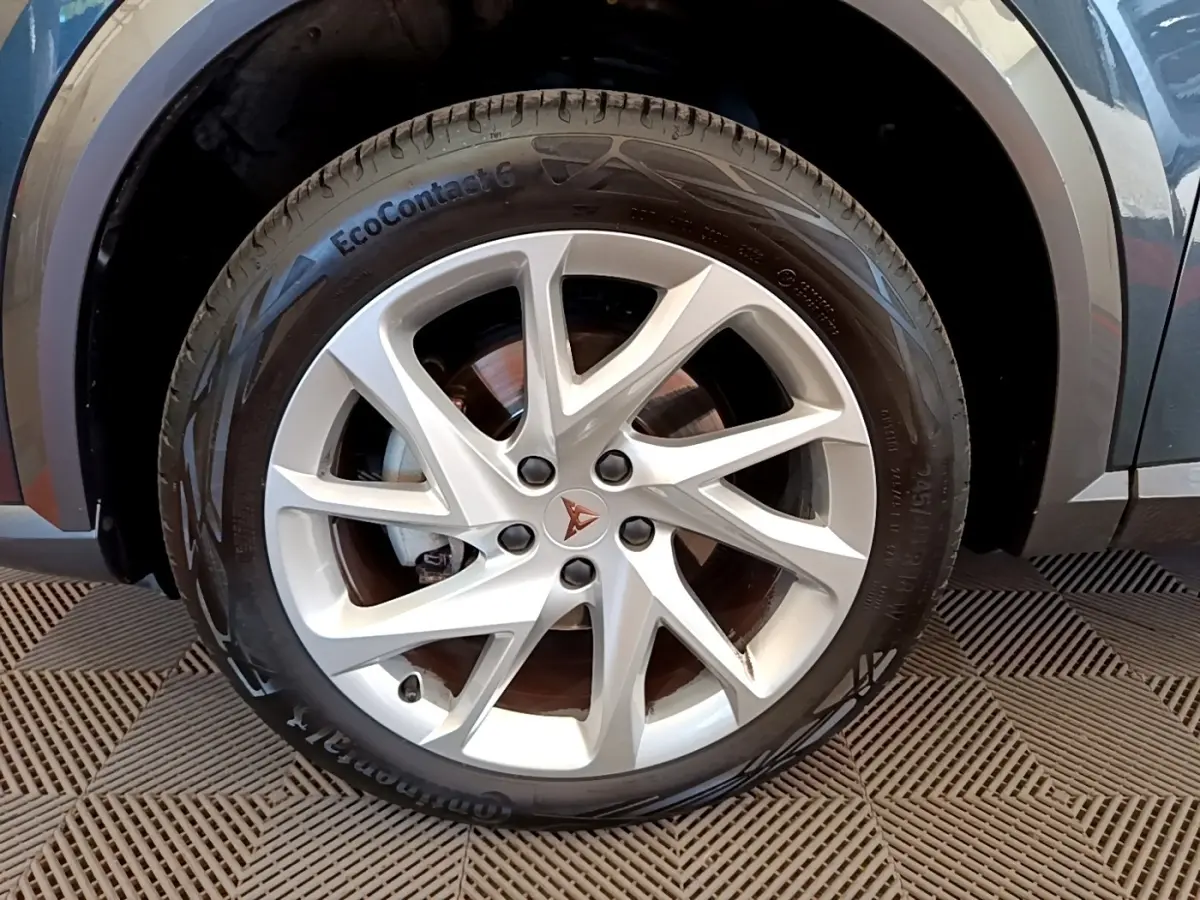 Gros plan sur la roue avant droite d'une CUPRA Formentor gris foncé, jante alliage à cinq branches doubles.
