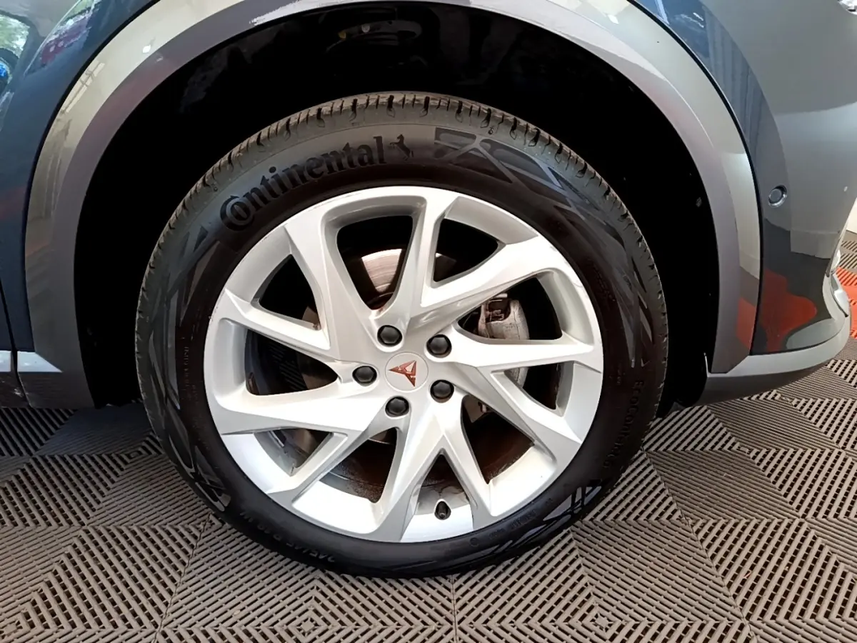 Gros plan sur la roue avant droite gris foncé du CUPRA Formentor avec jante alu à 5 doubles branches.