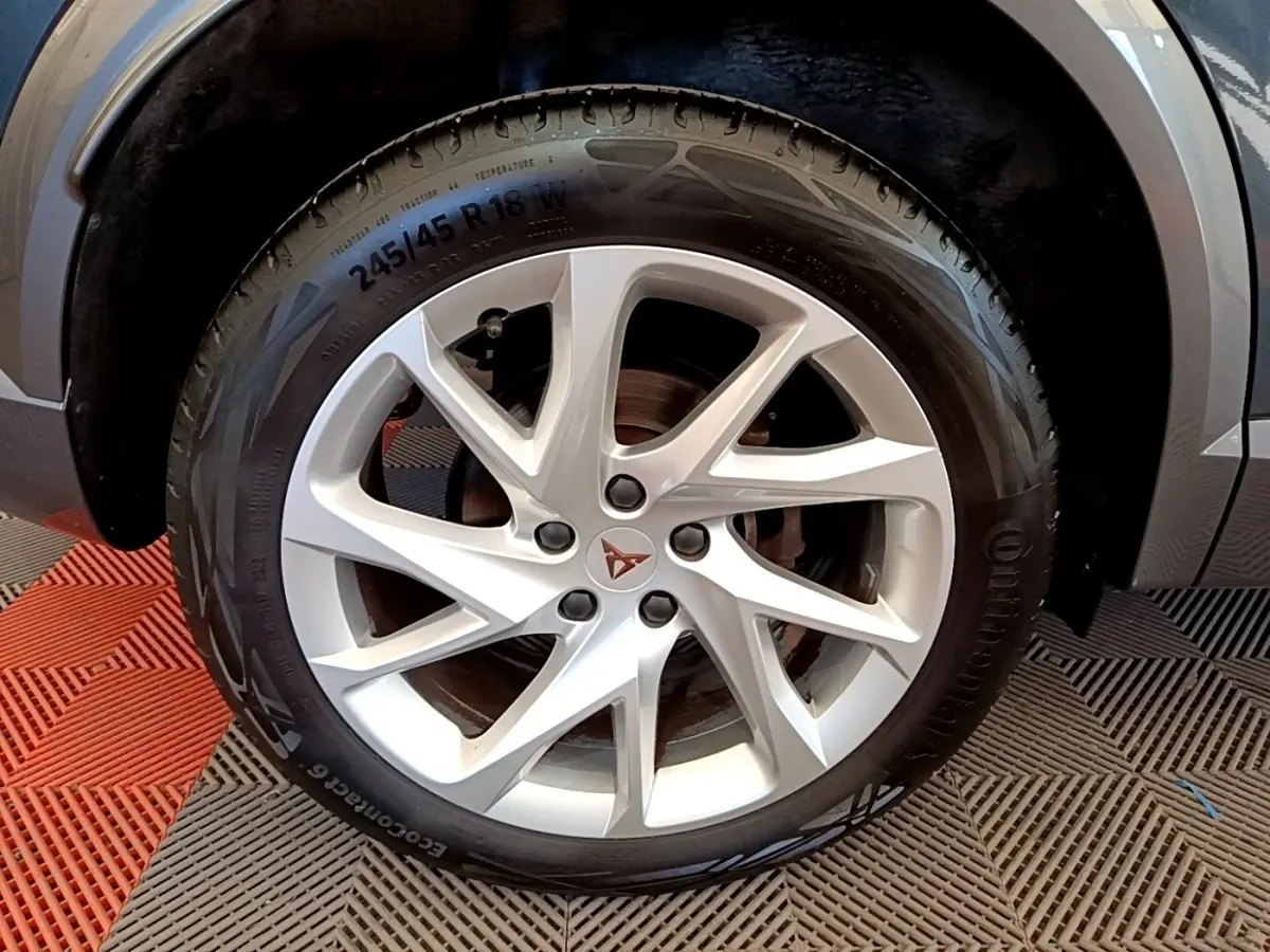 Gros plan sur la roue avant gauche gris foncé d'un CUPRA Formentor 1.5 TSI 2022 avec jante alu distinctive.