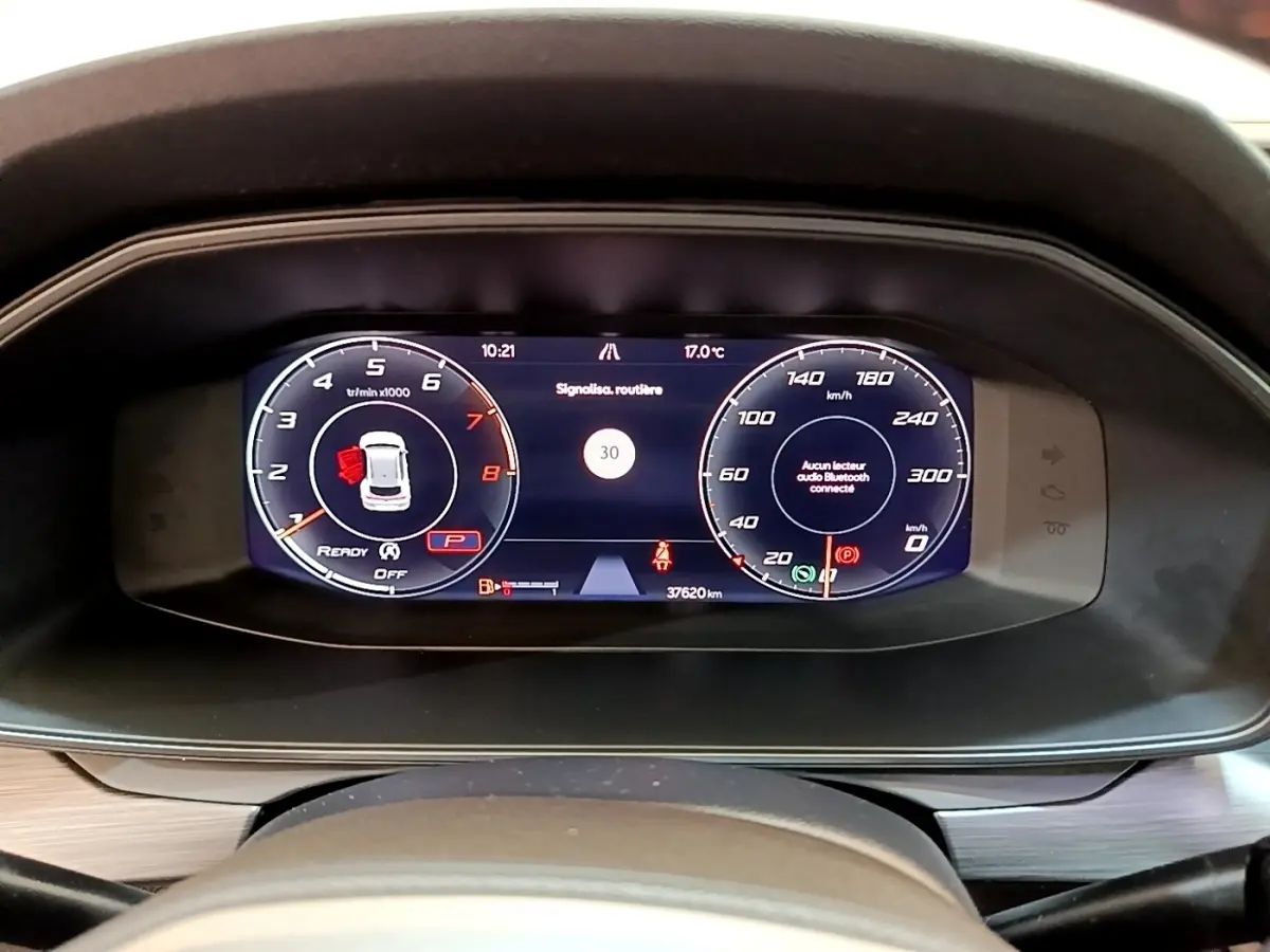 Tableau de bord numérique de la CUPRA Formentor 1.5 TSI 2022 affichant vitesse, régime et alertes, vue de face.