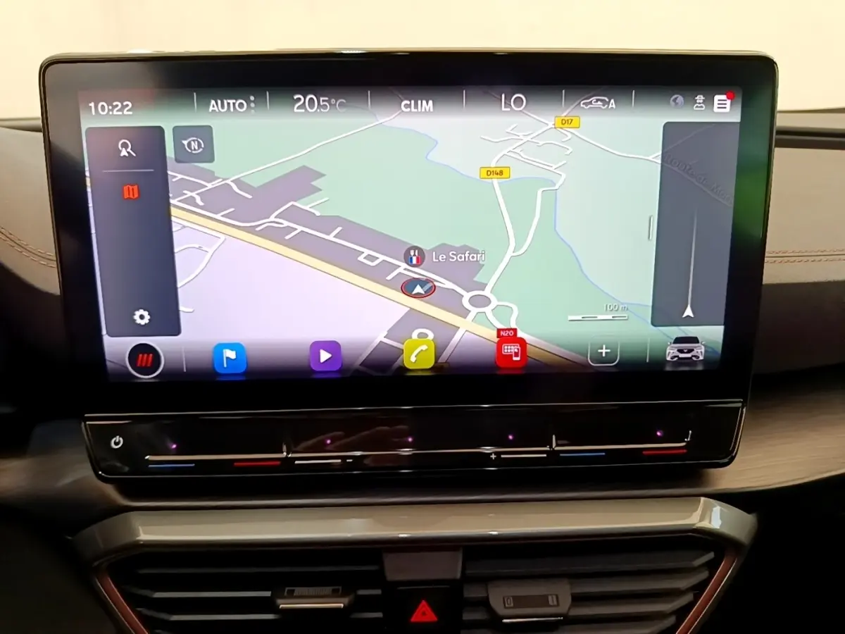 Écran tactile central du tableau de bord du CUPRA Formentor 1.5 TSI gris foncé, affichant la navigation GPS.