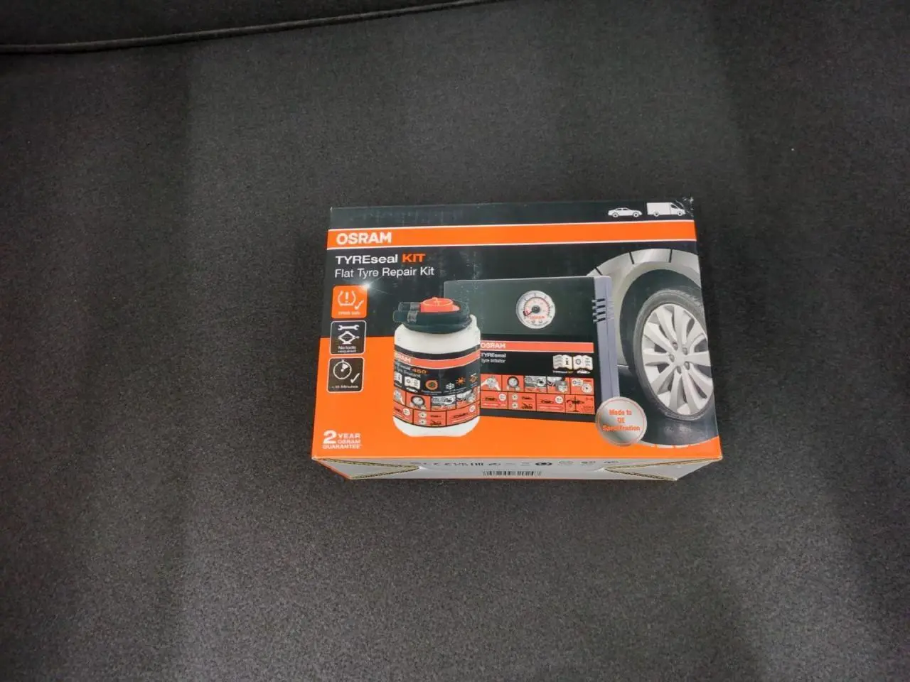 Kit de dépannage pneumatique OSRAM posé sur un fond gris, sans vue du véhicule Peugeot 208.