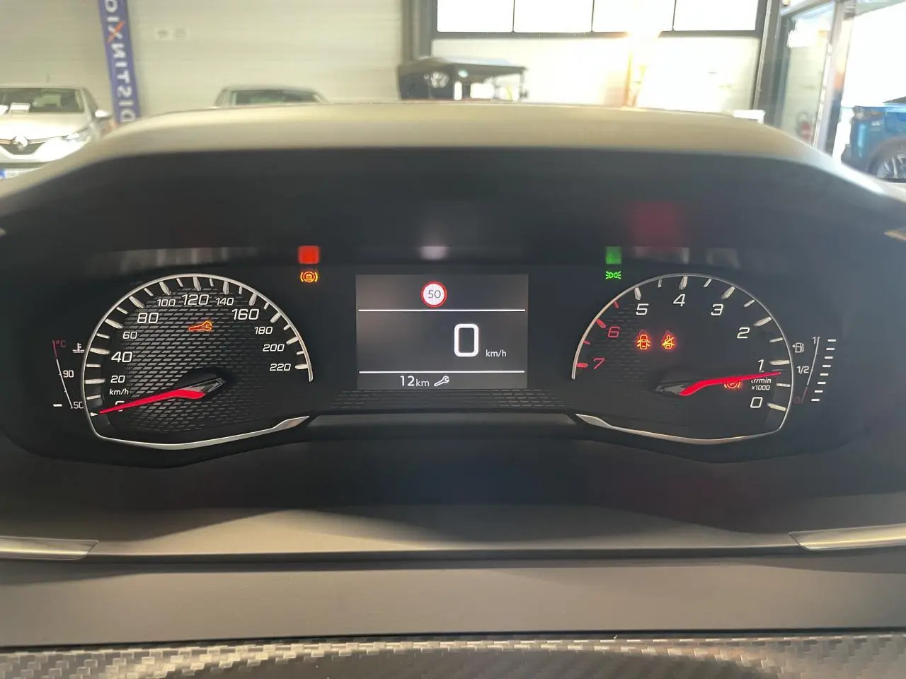 Vue rapprochée du combiné d'instruments numérique de la Peugeot 208 2025, affichant vitesse et compte-tours.