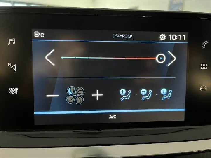Écran tactile du système de climatisation de la Peugeot 208 1.5 BlueHDi, affichant la température et réglages du flux d'air.