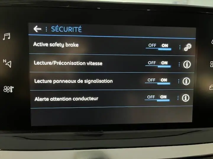 Écran tactile du système de sécurité de la Peugeot 208 affichant les options d'assistance activées.