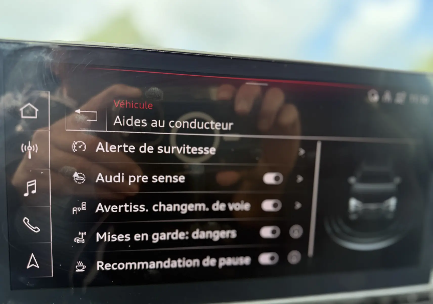 Écran tactile intérieur montrant les aides au conducteur de l'Audi A4 Avant 35 TDI S-Line 2023.