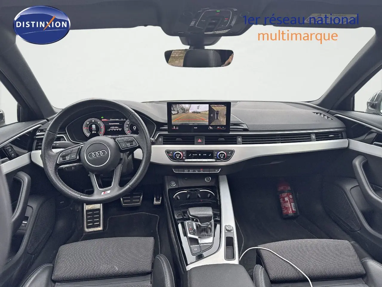 Intérieur Audi A4 Avant 35 TDI 2023, vue frontale du tableau de bord avec écran central et volant cuir noir.